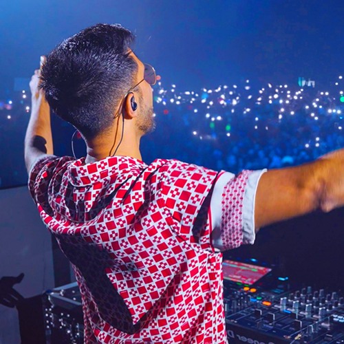 Vikkstar123 at stage